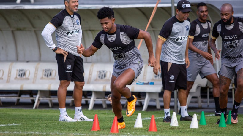 Lateral-direito Warley em treino do Ceará no estádio Carlos de Alencar Pinto, em Porangabuçu