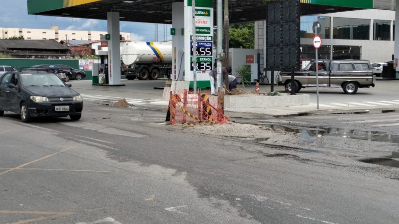 Dois bueiros estouram-se em um mesmo cruzamento do Montese, em Fortaleza