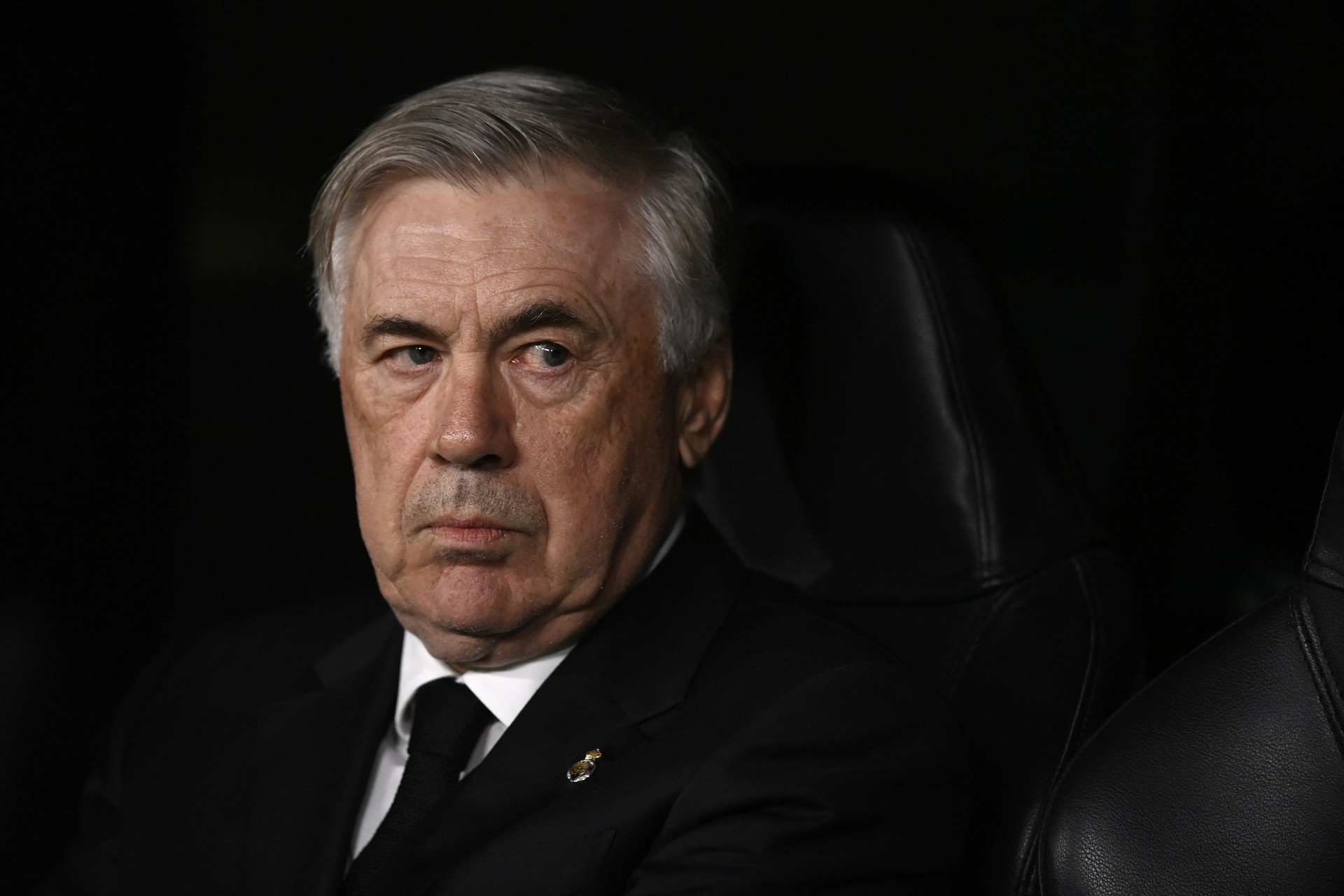 Italiano Carlo Ancelotti comanda o Real Madrid (Foto: OSCAR DEL POZO / AFP)