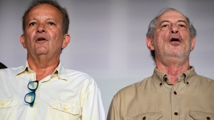 FORTALEZA, CEARÁ, BRASIL, 15-04-2023: Ciro Gomes e André Figueiredo na convenção do PDT em Fortaleza no Farias Brito. (Foto: Samuel Setubal)