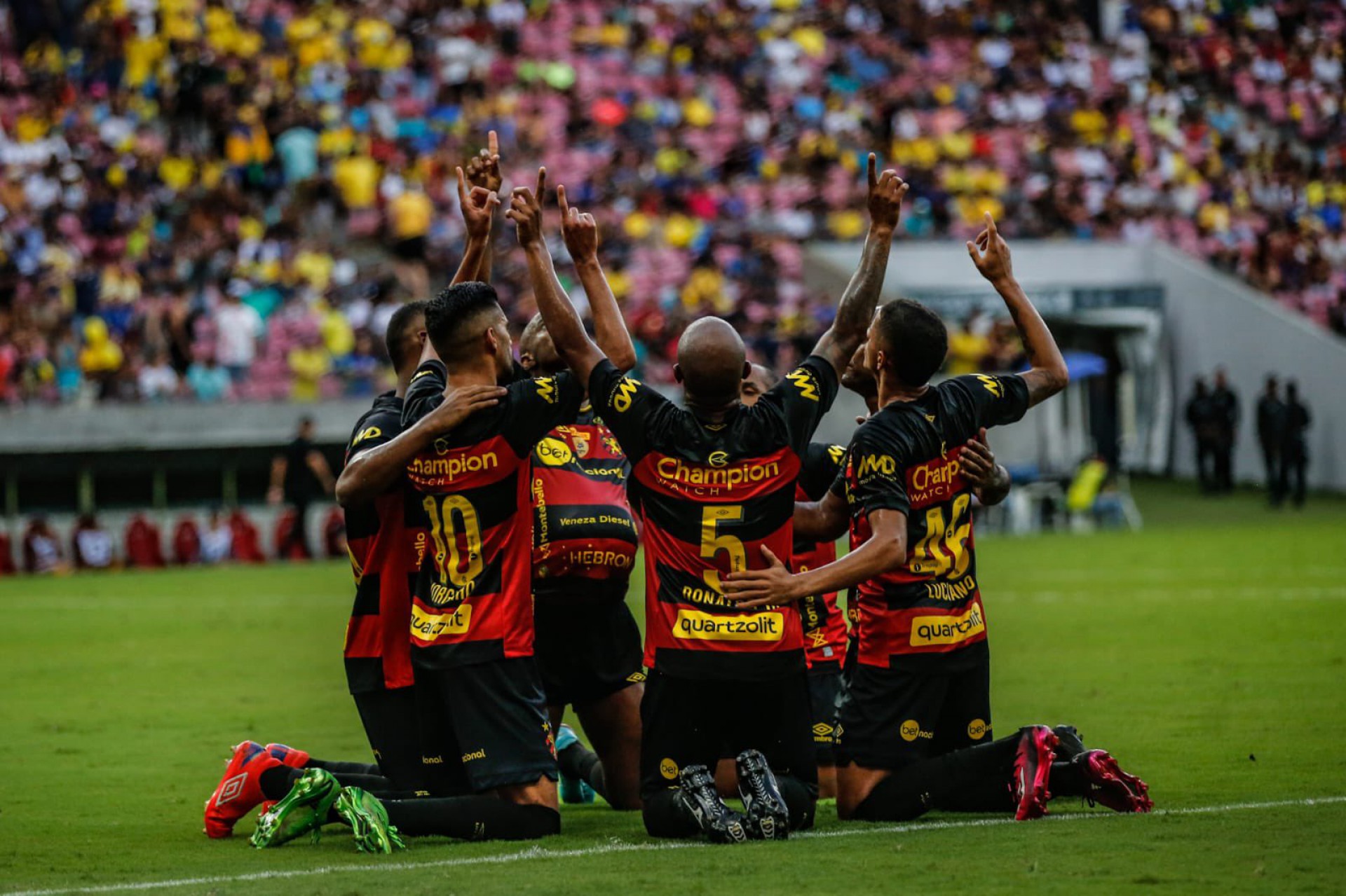 Jogadores do Sport comemoram gol no jogo Retrô x Sport, na Arena Pernambuco, pela final do Campeonato Pernambucano 2023 (Foto: Divulgação/Sport Recife)