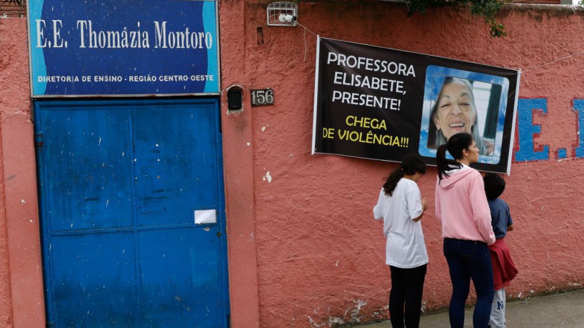 São Paulo (SP), 28/03/2023 - Alunos da escola estadual Thomazia Montoro e secundaristas do movimento estudantil prestam homenagens às vítimas do ataque, na porta da escola, em Vila Sônia. Foto: Fernando Frazão/Agência Brasil