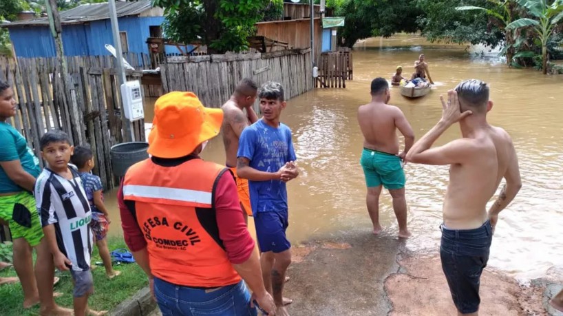 Forte chuva atinge Rio Branco, no Acre; casa desabou durante visita da Defesa Civil