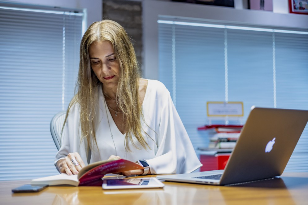 Eliziane Colares adquiriu o prazer pelos estudos ainda na infância e adolescente e chega a se considerar uma nerd por devorar conhecimentos(Foto: FCO FONTENELE)