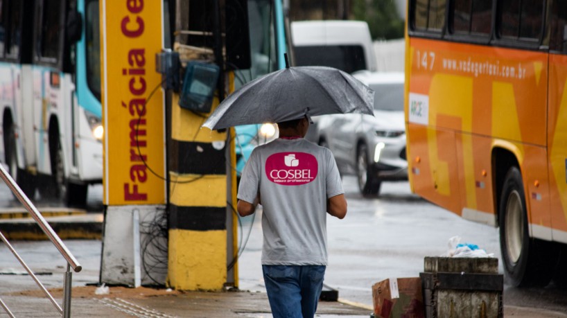 FORTALEZA, CEARÁ, BRASIL, 17-04-2023: Chuva pela manhã na Avenida Aguanambi. (Foto: Samuel Setubal)