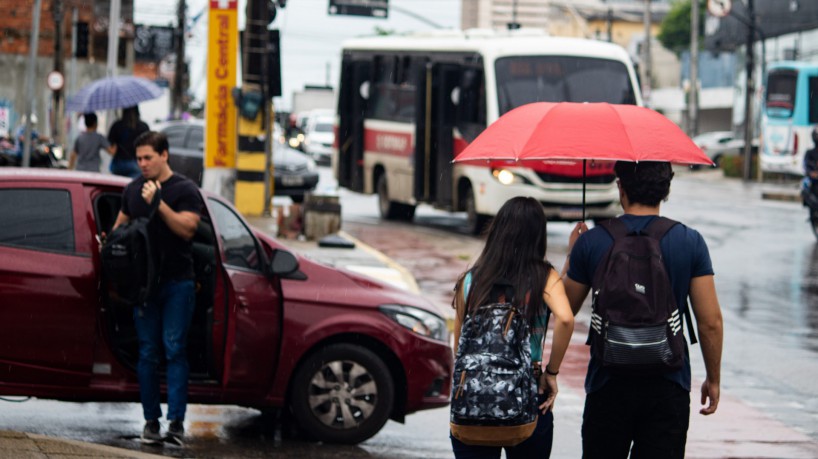 Foto de apoio ilustrativo - Chuva pela manhã na Avenida Aguanambi. (Foto: Samuel Setubal)