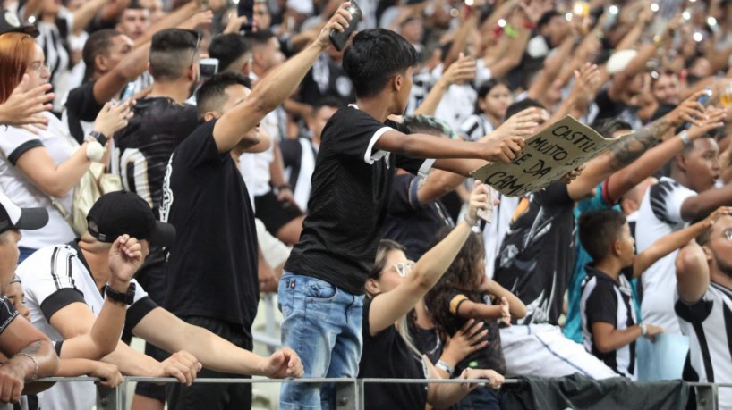 Torcida do Ceará na Arena Castelão em jogo válido pela Copa do Nordeste