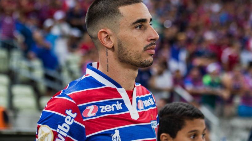 FORTALEZA, CEARÁ, 15-04-2023: Primeiro jogo do Campeonato Brasileiro, da Série A. Partida entre Fortaleza e Internacional. Na foto, o jogador tricolor, Thiago Galhardo. (Foto: Fernanda Barros/ O Povo).