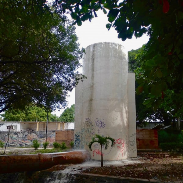 Vazamento em caixa d'água na praça das Esculturas, na rua 25 de Março, em Fortaleza