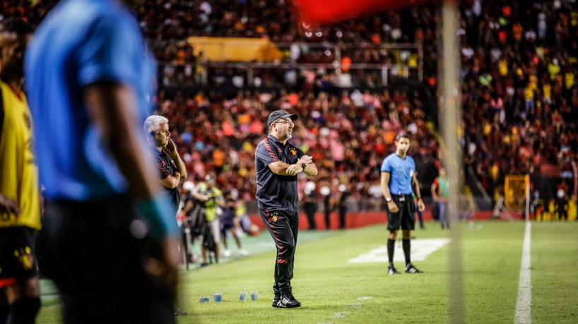 Técnico Enderson Moreira no jogo Sport x Petrolina pelo Campeonato Pernambucano 2023