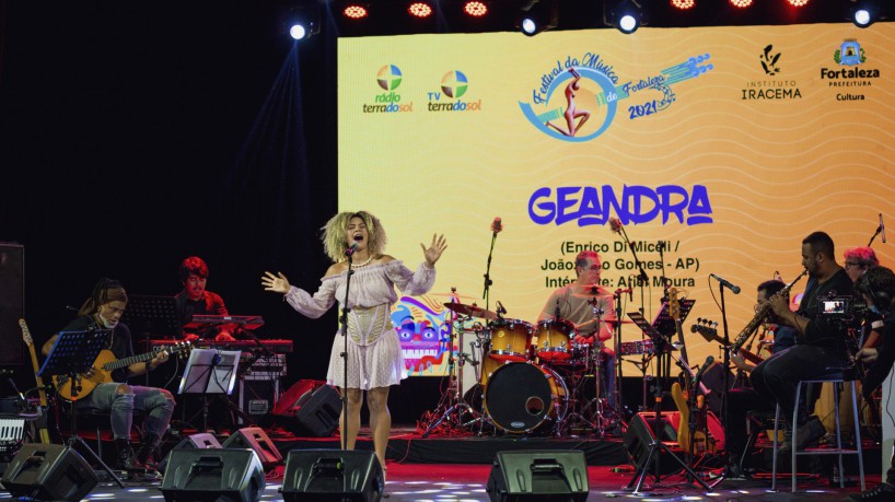 Cantora Ariel Moura interpretou a música "Geandra", que foi campeã da quarta edição do Festival da Música de Fortaleza; músicas classificadas para o V Festival da Música foram divulgadas