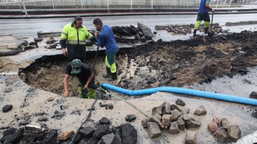 FORTALEZA, CE, BRASIL,18.04.2023: Cratera se abre na av. Bezerra de Menezes.