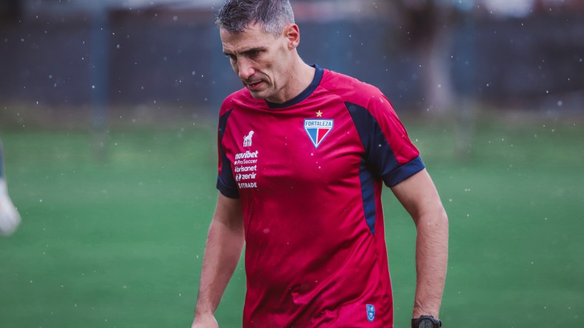 Técnico Juan Pablo Vojvoda em treino do Fortaleza no CT do Club General Diaz, no Paraguai