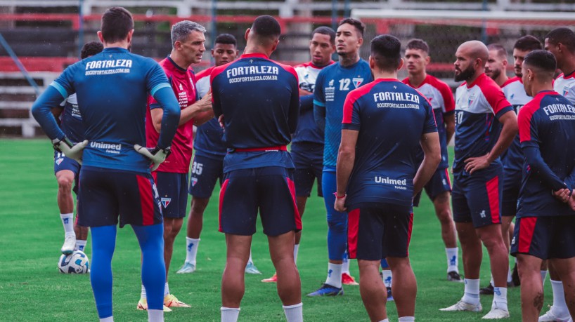 Técnico Juan Pablo Vojvoda conversa com jogadores em treino do Fortaleza no CT do Club General Diaz, no Paraguai