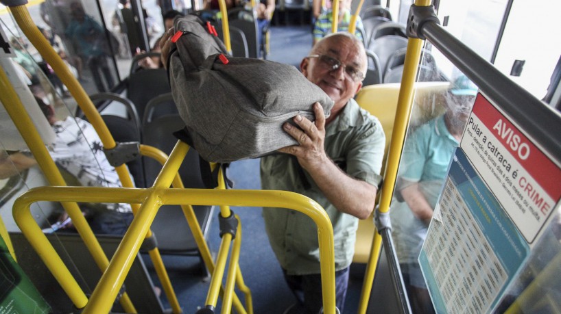 ￼Projeto de lei proíbe a instalação de catracas elevadas em transportes coletivos