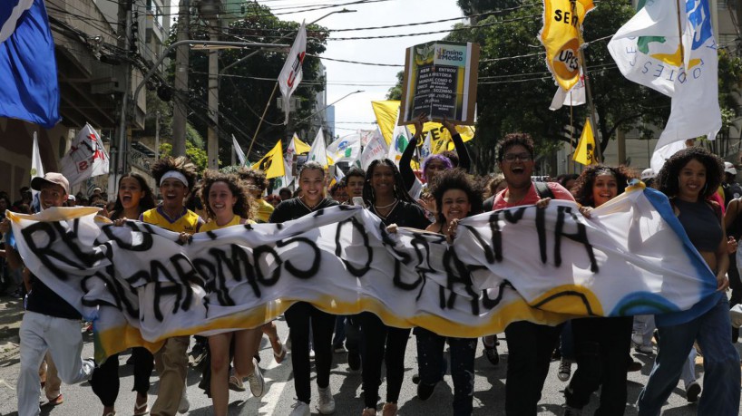 Estudantes secundaristas protestam pedindo a revogação do Novo Ensino Médio