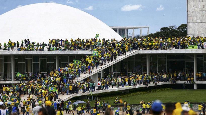 ￼GOLPISTAS invadiram prédios dos Três Poderes 