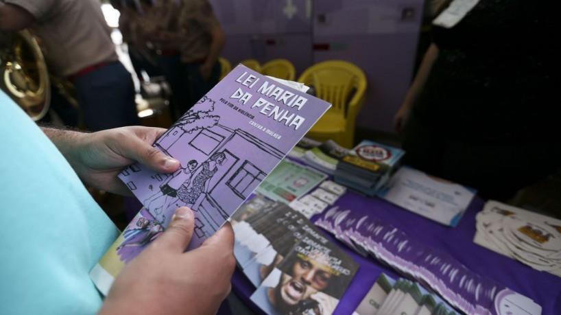 Governo do Distrito Federal (GDF) realiza ação na rodoviária do Plano Piloto para informar a comunidade sobre a Rede de Proteção à Mulher e a Lei Maria da Penha. (Marcelo Camargo/Agência Brasil)