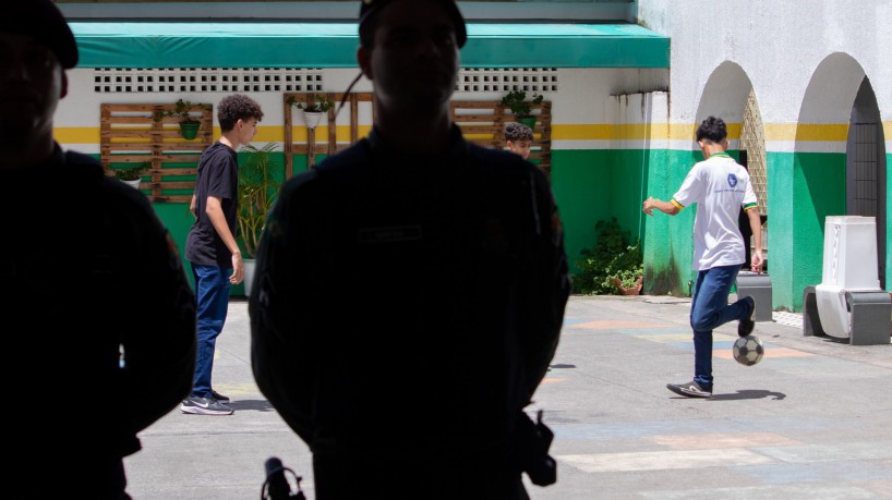 FORTALEZA, CEARÁ, BRASIL, 20-04-2023: Movimentação e policiamento nas escolas em relação aos ataques. (Foto: Samuel Setubal)