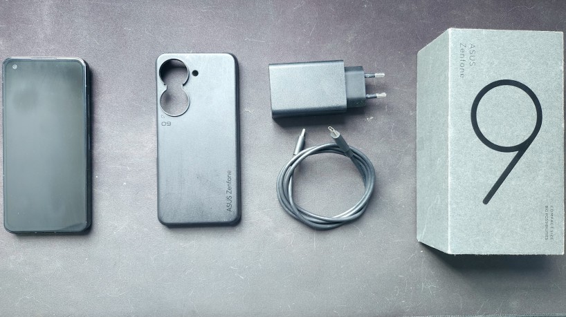 Caixa do Asus Zenfone 9 inclui aparelho, cabo e carregador e até mesmo uma capa de proteção