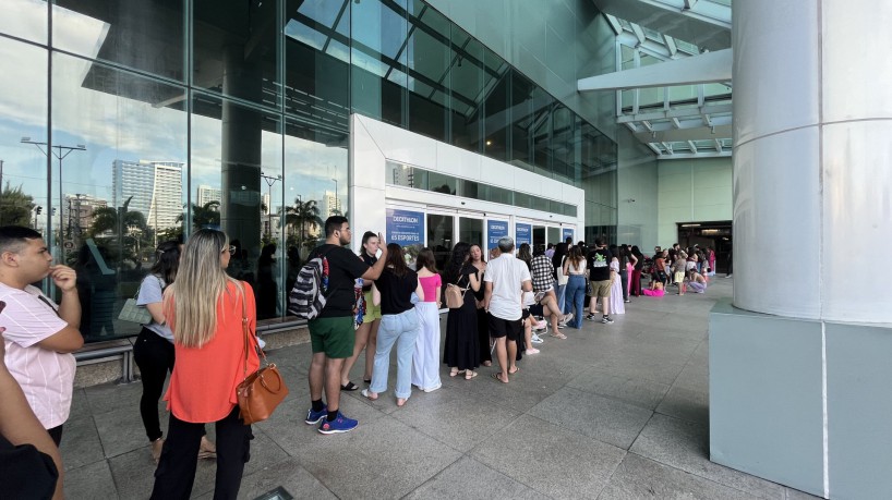 Sephora Fortaleza distribuiu gift cards de R$ 150 para os primeiros 150 que chegassem para a inauguração da loja