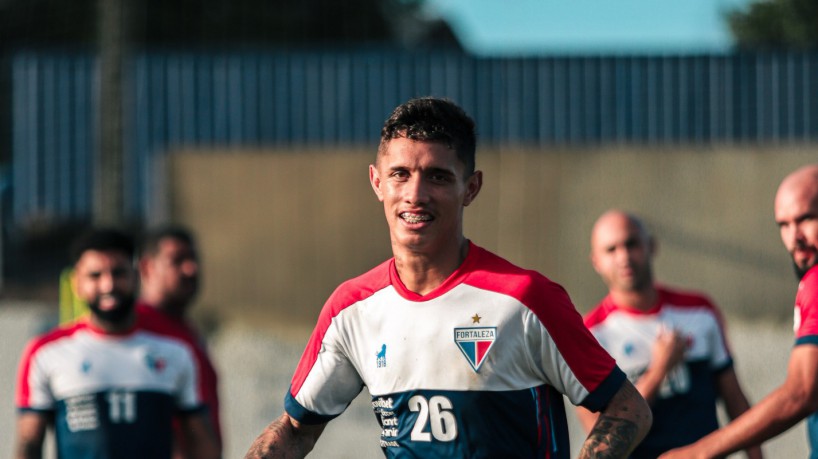 Meia Sammuel em treino do Fortaleza no Centro de Excelência Alcides Santos, no Pici