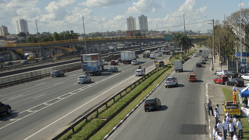 Tiradentes: 1,6 milhão de veículos devem sair de SP por rodovias 