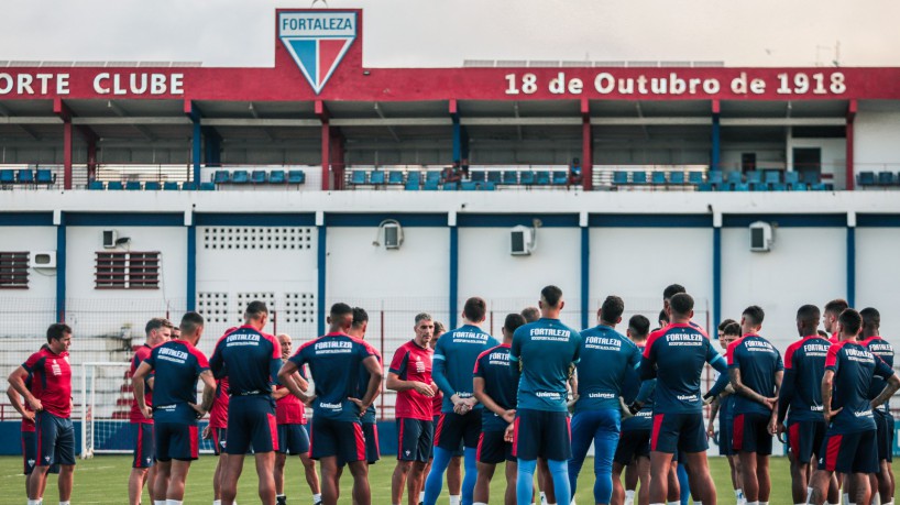 Técnico Juan Pablo Vojvoda conversa com jogadores em treino do Fortaleza no Centro de Excelência Alcides Santos, no Pici