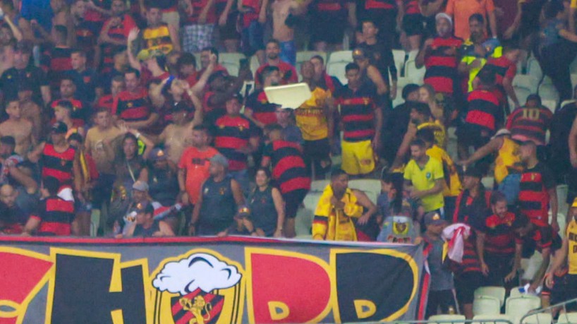 Torcida do Sport durante confusão na Arena Castelão, em jogo da final da Copa do Nordeste