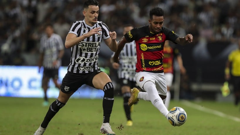 Meia Guilherme Castilho e lateral Ewerthon disputam lance no jogo Ceará x Sport, na Arena Castelão, pela final da Copa do Nordeste 2023