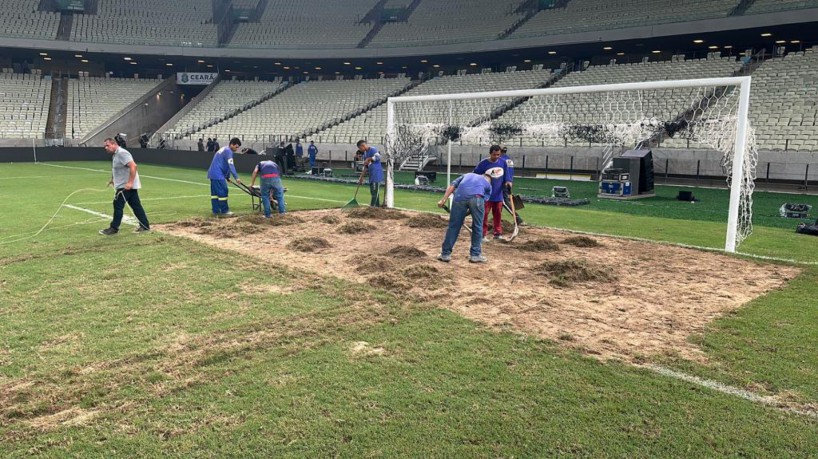 Gramado do Castelão passa por replantio, que se iniciou logo ao final da partida entre Ceará e Sport, pela Copa do Nordeste. 