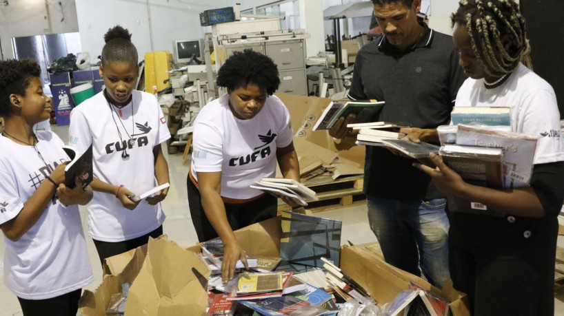 Rio de Janeiro (RJ), 23/042023 - Membros da Central Única das Favelas do Rio de Janeiro (CUFA Rio) fazem separação e distribuição de livros doados para instituições e bibliotecas comunitárias de favelas, em Madureira. Foto: Fernando Frazão/Agência Brasil