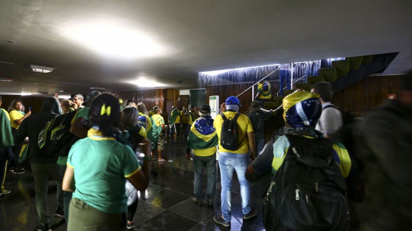 Manifestantes invadem Congresso, STF e Palácio do Planalto.