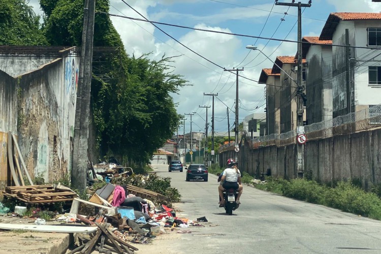 Monturo que se renova todos os dias, no bairro Itaoca, em Fortaleza. Não há câmeras de fiscalização