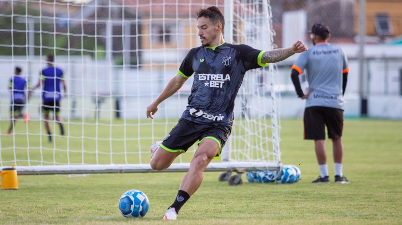 Volante Arthur Rezende em treino do Ceará no estádio Carlos de Alencar Pinto, em Porangabuçu