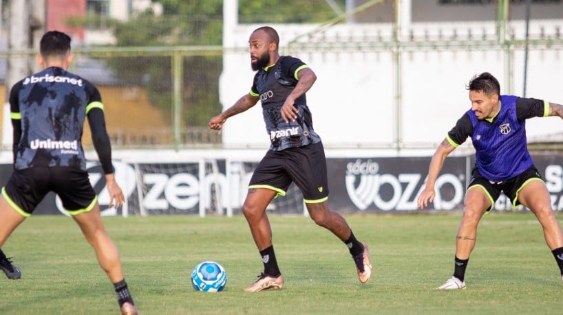 Meia Chay em treino do Ceará no estádio Carlos de Alencar Pinto, em Porangabuçu