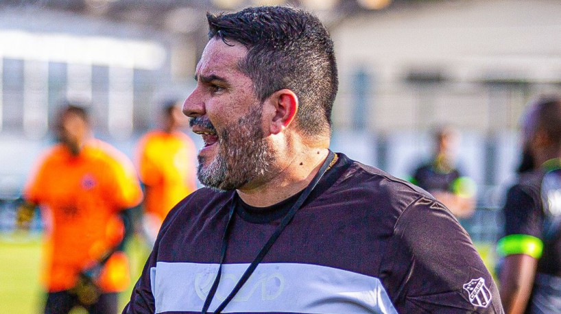 Técnico Eduardo Barroca durante treinamento no Ceará 
