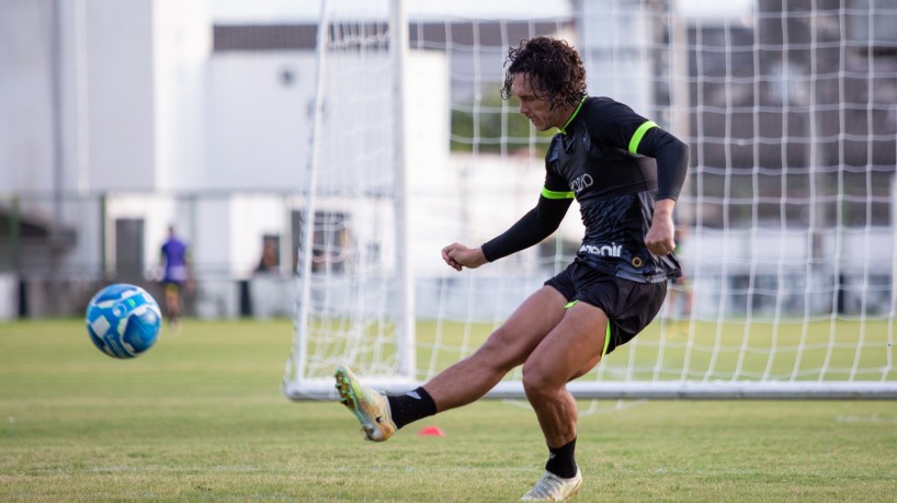 Atacante Nicolas em treino do Ceará no estádio Carlos de Alencar Pinto, em Porangabuçu