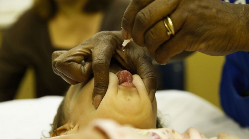 Crianças com idade entre 1 ano e menores de 5 são vacinadas no posto de saúde Heitor Beltrão, na Tijuca, zona norte do Rio, para receber a dose contra a pólio e contra o sarampo. 