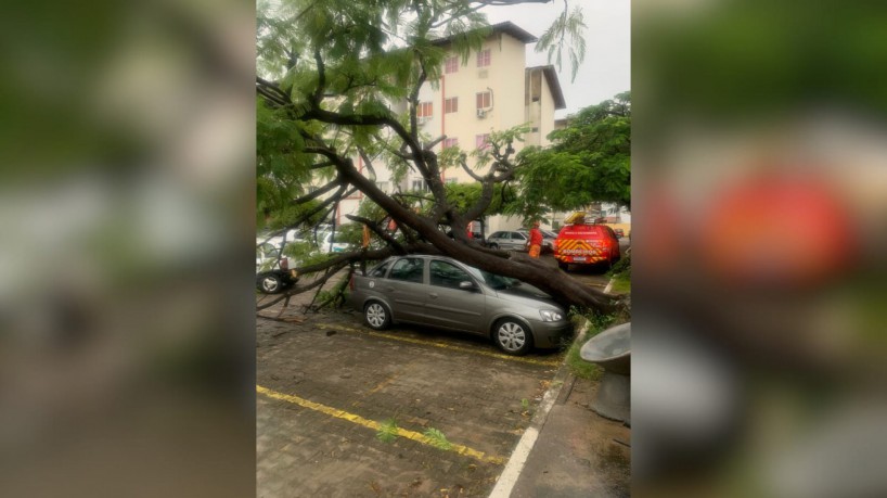 Segundo os bombeiros, o carro sofreu avarias de grandes proporções