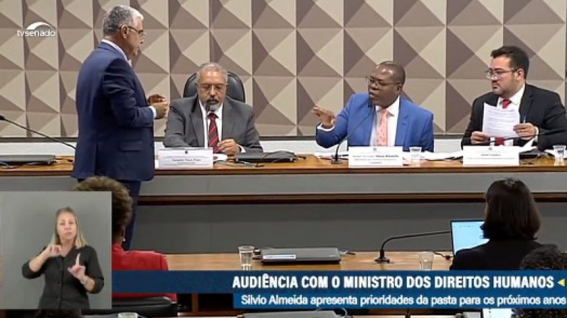 Senador cearense, Eduardo Girão, tentou entregar réplica de feto ao ministro dos Direitos Humanos, Silvio Almeida, que recusou o objeto