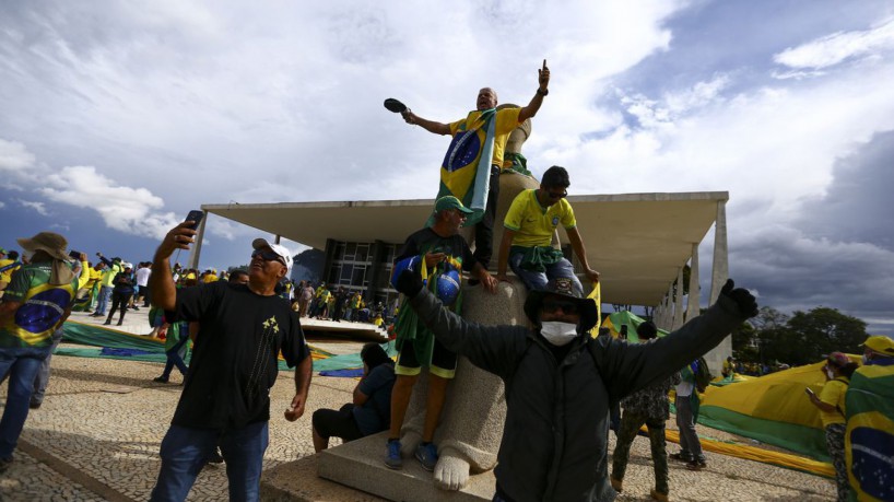 Manifestantes invadem Congresso, STF e Palácio do Planalto.