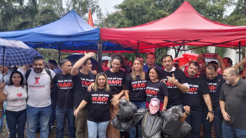 Parlamentares e sindicatos protestaram contra a aplicação d a Taxa do Lixo em Fortaleza