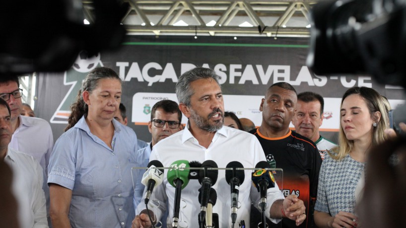 FORTALEZA, CE, BRASIL,27.04.2023: Elmano de Freitas, governador do estado. Taça das Favelas, com Ana Moser, ministra do esporte, Dunga, ex-capitão da seleção, Preto Zezé, presidente da Cufa e Elmano de Freitas, governador. Areninha Dendê.