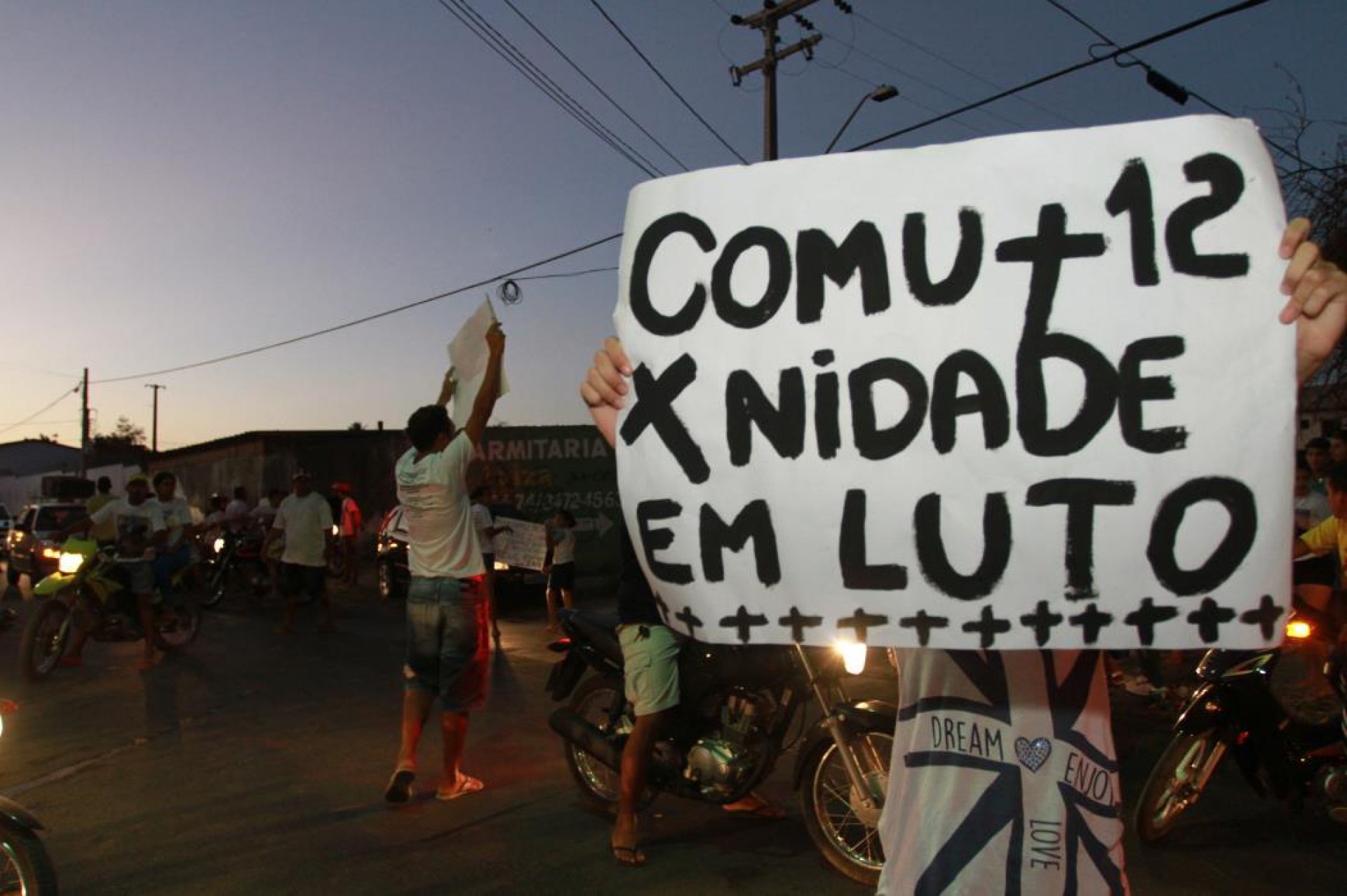 MORADORES do bairro Curió, que foi atingido pela chacina, já fizeram várias manifestações (Foto: TATIANA FORTES/O POVO/7/12/2015)