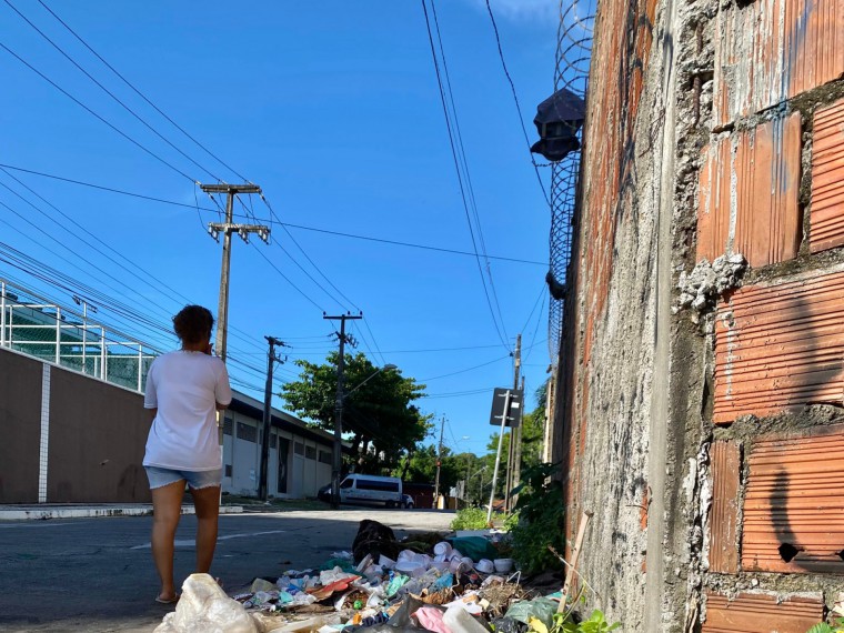 Muito lixo na calçada da esquina da Solon Pinheiro com Deputado João Pontes, no bairro de Fátima