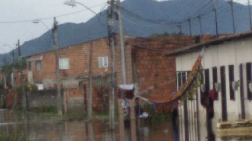 Moradores colocam redes para dormir do lado de fora das casas durante a enchente 