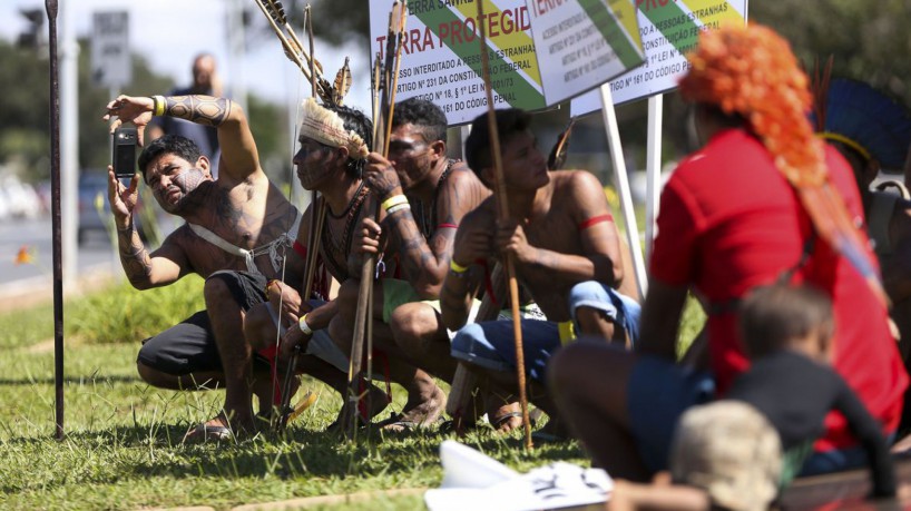 Brasília - Índios Munduruku fazem manifestação, em frente ao Ministério da Justiça, pela demarcação da terra indígena Sawre Muybu, no Pará.