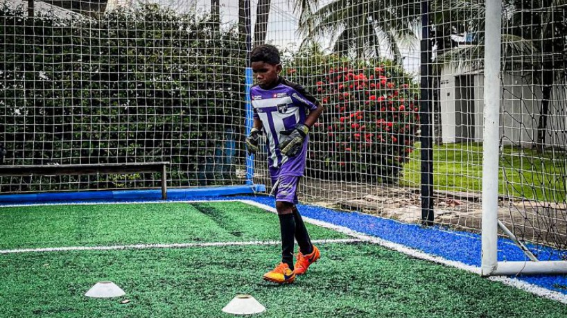 Menino Jardson, de 9 anos, sonha em se tornar goleiro profissional e se inspira em Alison, do Liverpool e da seleção brasileira