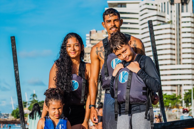 FORTALEZA, CEARÁ, 30-04-2023: Movimentação de caiaques na praia do Náutico, após o incidente com uma praticante do esporte. (Foto: Fernanda Barros/ O Povo).